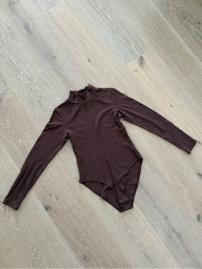 Long Sleeve Mock Neck Bodysuit in Dark Brown